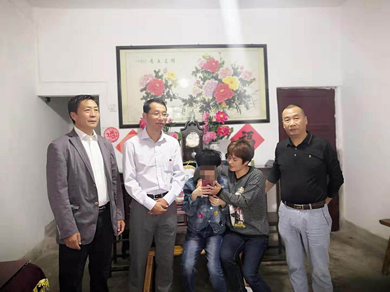 主題教育正當(dāng)時(shí) 志愿服務(wù)暖民心——區(qū)城建投公司黨支部開(kāi)展志愿服務(wù)、點(diǎn)亮“微心愿”黨日活動(dòng)