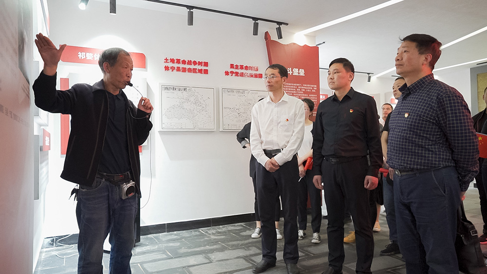 屯溪區(qū)國投集團開展學(xué)黨史、祭英烈主題黨日活動