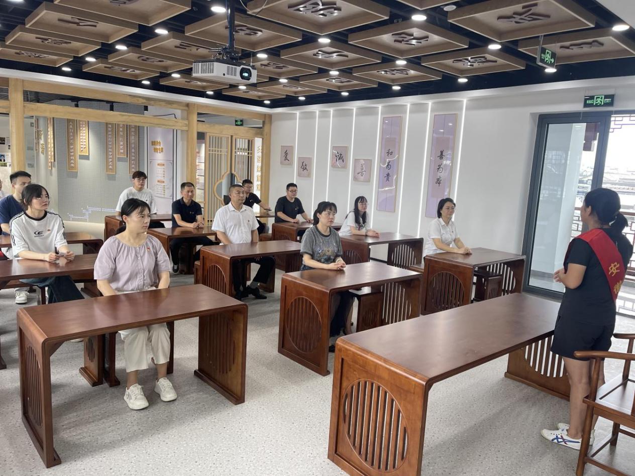見賢思齊學(xué)楷模，崇德向善做好人——區(qū)國投集團(tuán)黨委開展8月份主題黨日活動(dòng)